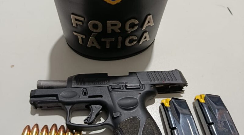 Homem é levado para delegacia após flagrante de arma dentro de carro em Nova Venécia