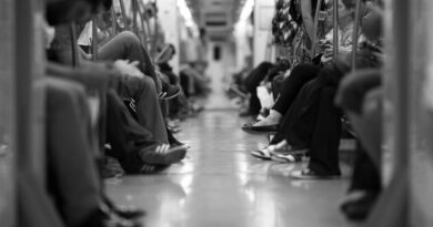 Homem incendeia vagão lotado no metrô da Coreia do Sul; ninguém morreu