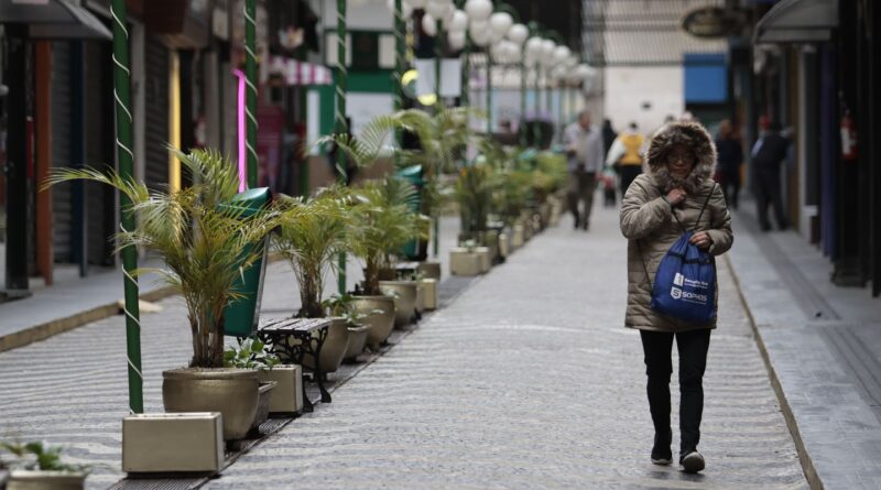 Inmet alerta para onda de frio no Sul e excesso de chuva em 3 regiões