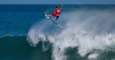 Italo Ferreira brilha com aéreo para alcançar quartas da etapa do Rio