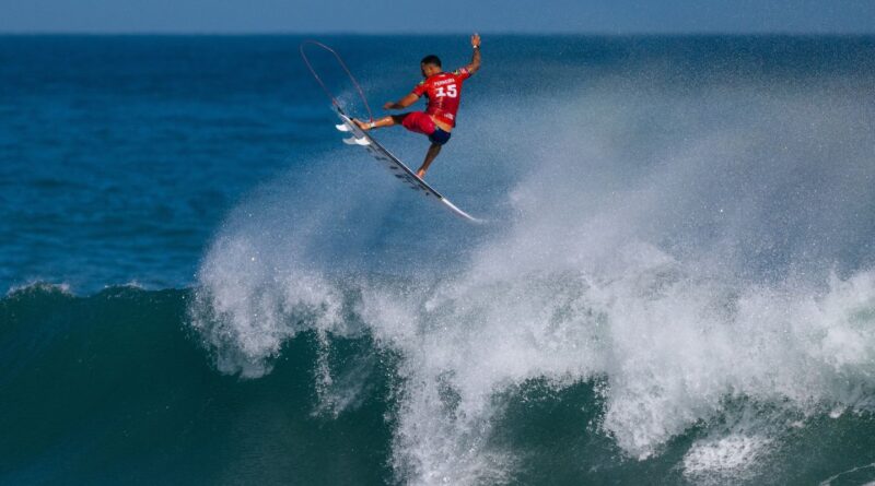 Italo Ferreira brilha com aéreo para alcançar quartas da etapa do Rio