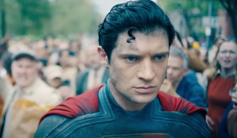 James Gunn e atores de “Superman” chegam ao Rio para divulgar novo longa da Warner Bros; veja fotos