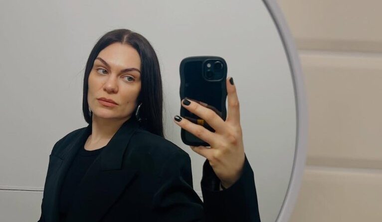 Jessie J diz que fez show após passar por cinco biópsias