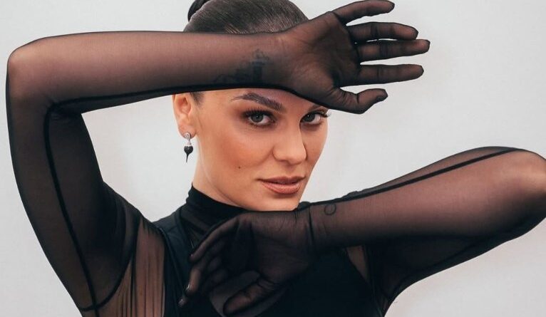Jessie J passa por cirurgia após diagnóstico de câncer de mama e se recupera em casa