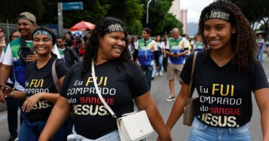 Jovens e mulheres puxam aumento de evangélicos no país, revela IBGE