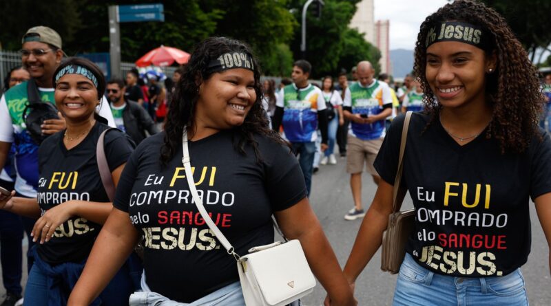 Jovens e mulheres puxam aumento de evangélicos no país, revela IBGE