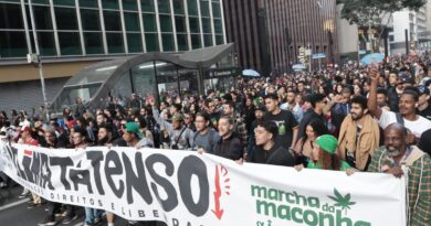 Marcha da Maconha reúne público contra repressão ao uso e legalização