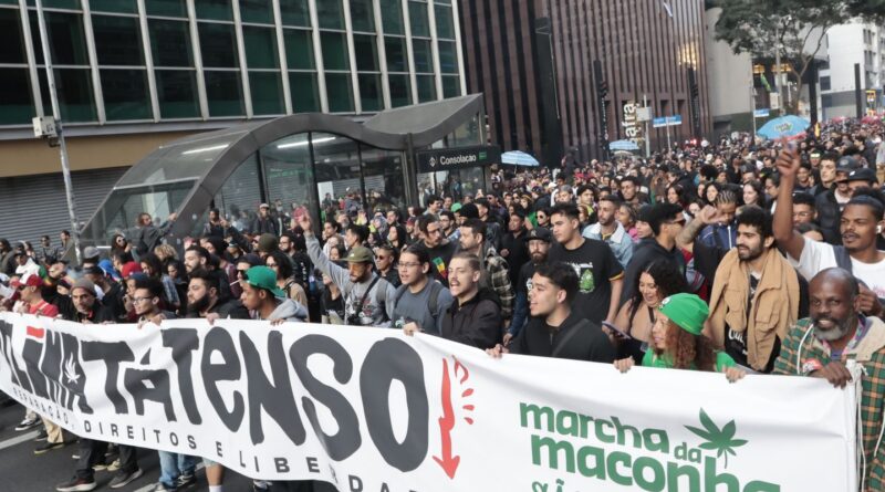 Marcha da Maconha reúne público contra repressão ao uso e legalização