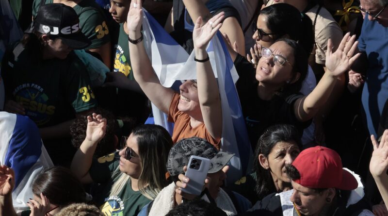 Marcha para Jesus mantém tom político com milhares de pessoas em SP