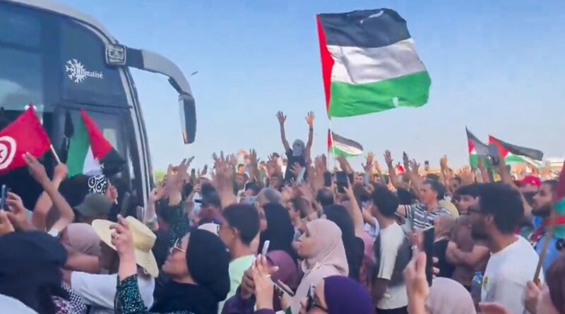 Milhares de ativistas marcham a Gaza para romper bloqueio de Israel