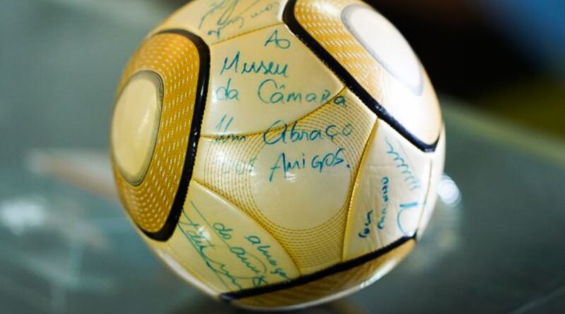 Moraes vota por condenar acusado de furtar bola autografada por Neymar