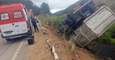 Motorista fica ferido após carreta tombar na ES 080 em São Domingos do Norte