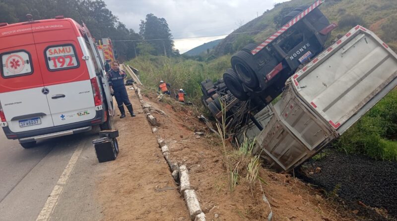Motorista fica ferido após carreta tombar na ES 080 em São Domingos do Norte