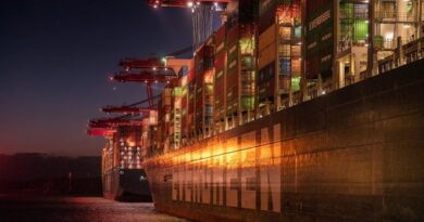 Navio com três mil carros queima há uma semana na costa do Alasca, nos EUA