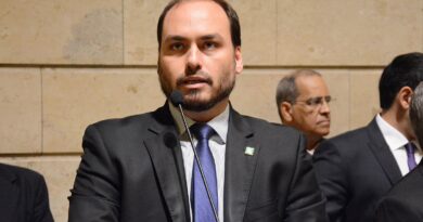 PF diz que Bolsonaro e Carlos integravam organização criminosa na Abin