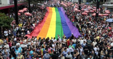 Parada LGBT+ de SP discute o envelhecimento em meio à festa e reflexão