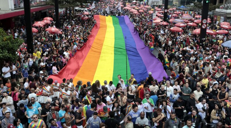Parada LGBT+ de SP discute o envelhecimento em meio à festa e reflexão
