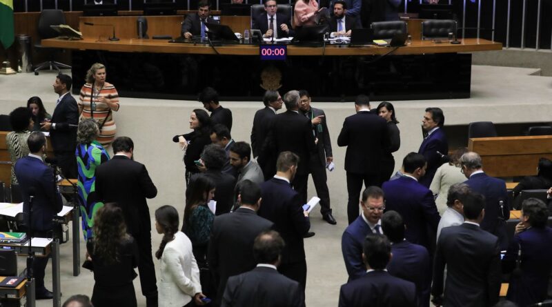 Plenário da Câmara derruba decreto de Lula sobre IOF