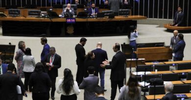 Plenário da Câmara repercute derrubada de decreto sobre IOF
