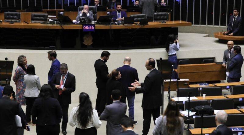 Plenário da Câmara repercute derrubada de decreto sobre IOF