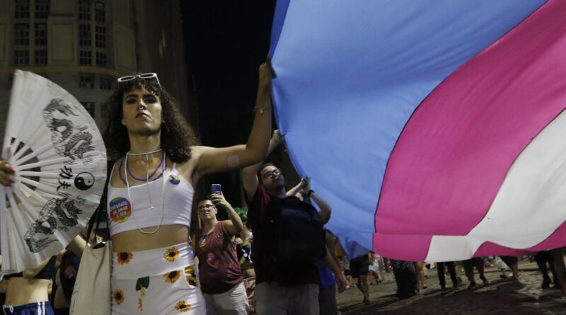 População trans se opõe à nova idade mínima para terapia hormonal