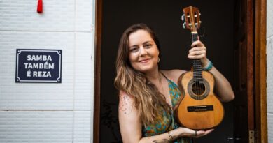 Roberta Nistra segue linhagem da mulher sambista que toca cavaquinho