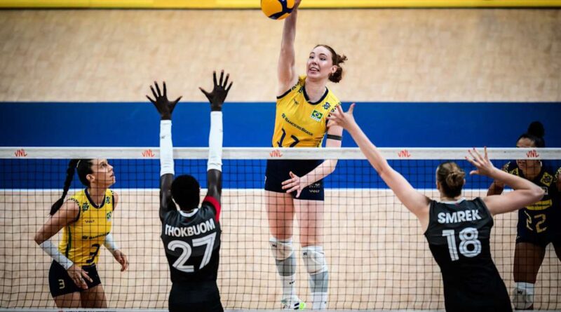 Seleção feminina de vôlei sofre, mas bate Canadá na Liga das Nações