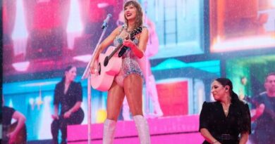 Taylor Swift faz performance surpresa em festival organizado por Travis Kelce nos EUA; veja