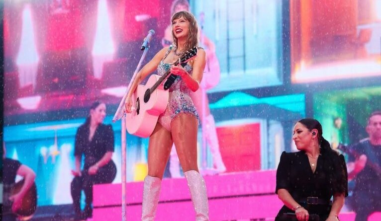 Taylor Swift faz performance surpresa em festival organizado por Travis Kelce nos EUA; veja