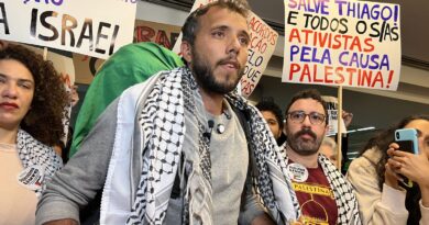 Thiago Ávila chega ao Brasil e é recebido por grupo pró-Palestina