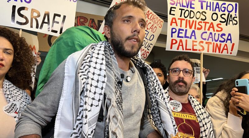 Thiago Ávila chega ao Brasil e é recebido por grupo pró-Palestina