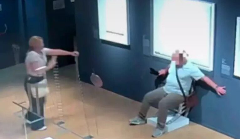 Turista que quebrou cadeira de cristais em museu é processado