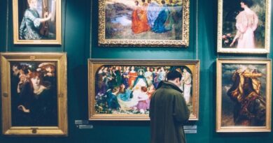 Turista tenta fazer meme, tropeça e rasga quadro de 300 anos em museu de Florença