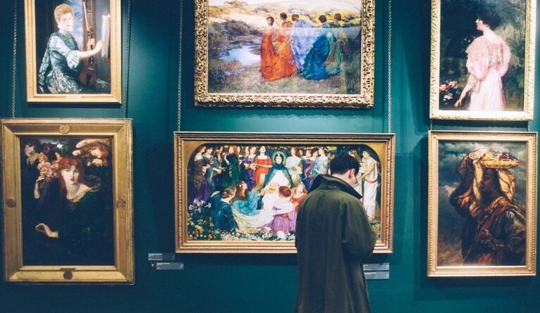 Turista tenta fazer meme, tropeça e rasga quadro de 300 anos em museu de Florença