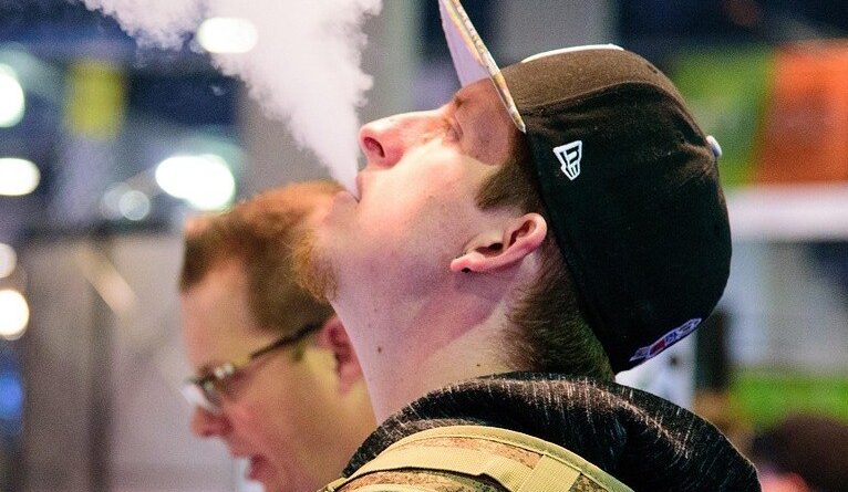 Uso de “vapes” entre adolescentes é cinco vezes maior do que o consumo de cigarro tradicional, diz pesquisa