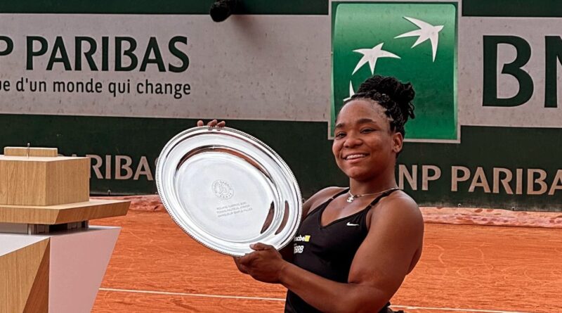 Vitória Miranda é campeã juvenil de simples e duplas em Roland Garros