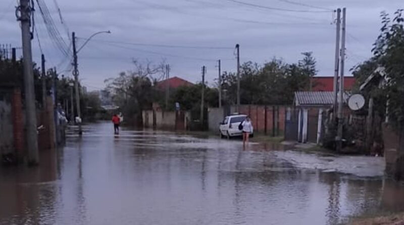Vulnerável a cheias, ilha de Porto Alegre é atingida por chuvas