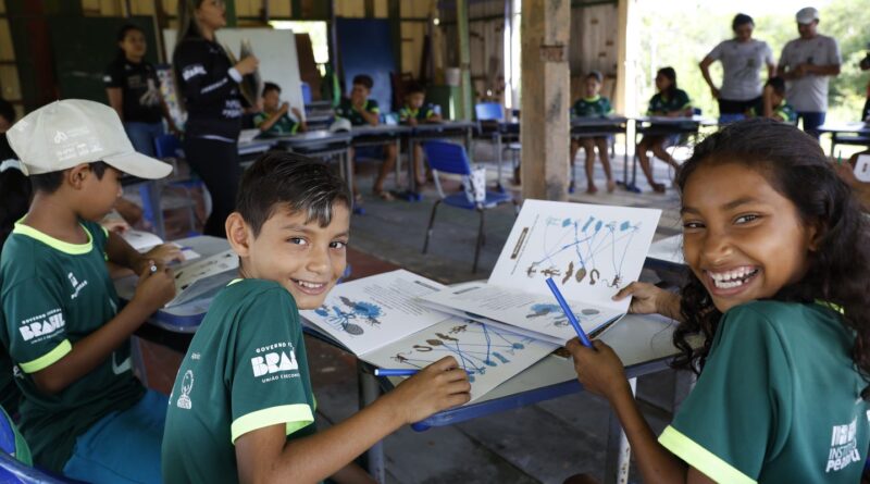 "Z de zangão": projeto aproveita vivências para alfabetizar no mangue