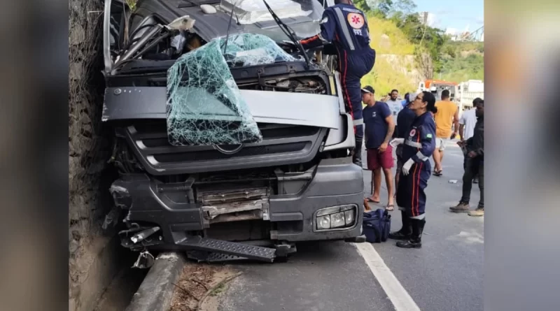 Acidente com morte interdita a BR 101 em Pedro Canário – Portal Momento