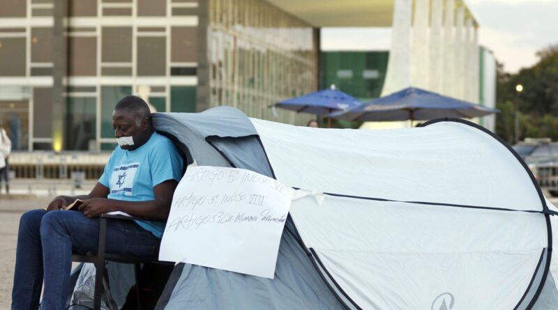 Após ordem de Moraes, deputado aliado de Bolsonaro deixa acampamento