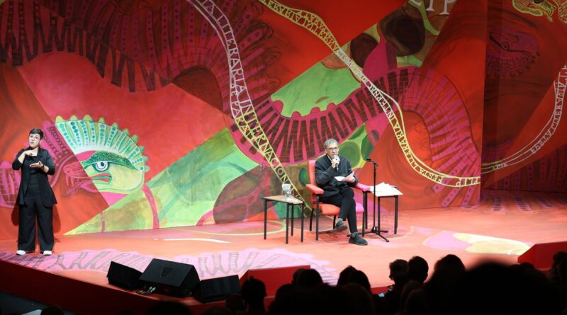 Arnaldo Antunes canta e recita Leminski na abertura da Flip, em Paraty