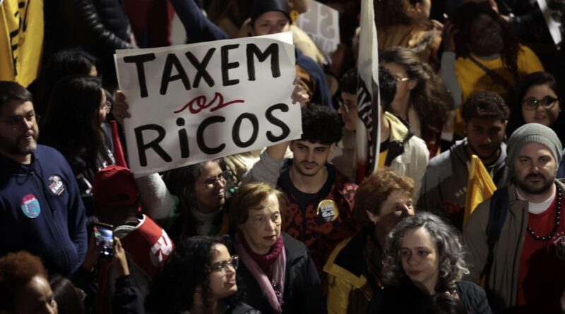 Ato na Avenida Paulista pede taxação de super-ricos e condena tarifaço