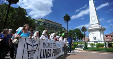 Avós da Praça de Maio encontram 140° neto sequestrado pela ditadura