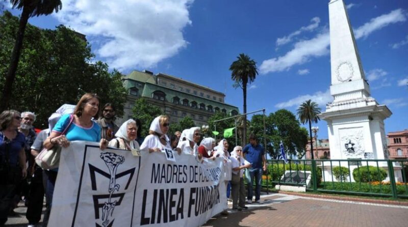 Avós da Praça de Maio encontram 140° neto sequestrado pela ditadura