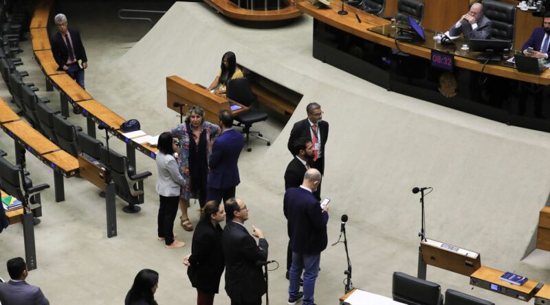 Câmara vota urgência de projeto que reduz benefícios fiscais federais