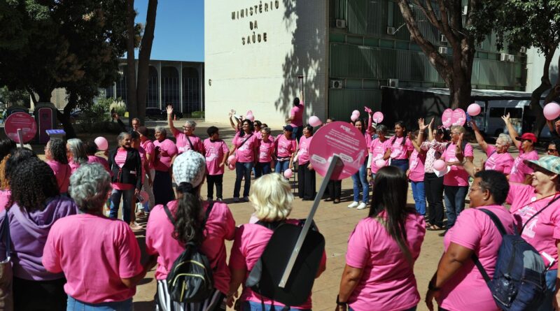 Câncer de mama: manifestação cobra acesso a tratamento aprovado no SUS