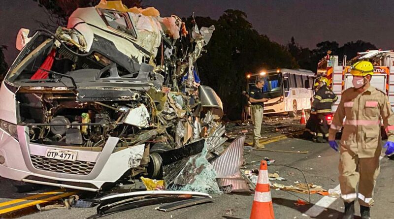 Colisão envolvendo ônibus de universitários deixa cinco mortos em GO