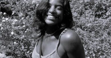 Corpo de Juliana Marins é enterrado em cemitério de Niterói; família desiste de cremação por causa de autópsia