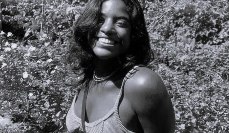 Corpo de Juliana Marins é enterrado em cemitério de Niterói; família desiste de cremação por causa de autópsia