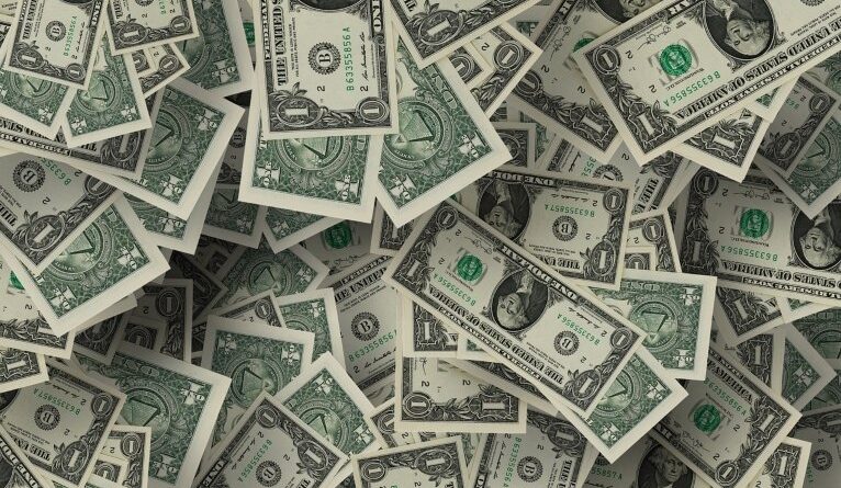 Dólar fecha em queda a R$ 5,42, menor valor em quase um ano; Ibovespa recua